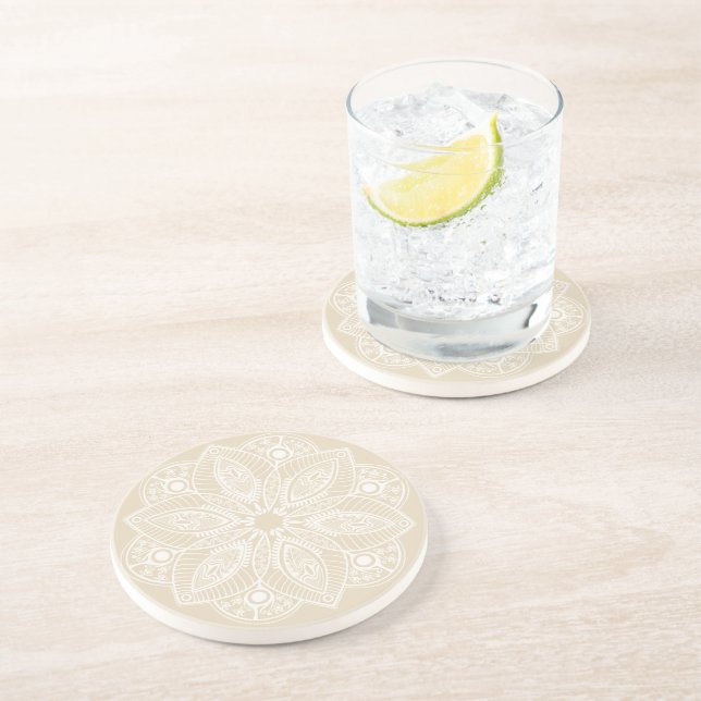 Exotic White Mandala auf Beige Hintergrund Getränkeuntersetzer (Seite)