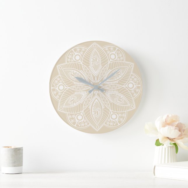 Exotic White Mandala auf Beige Hintergrund Große Wanduhr (Zuhause)