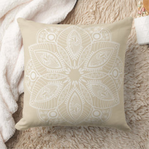 Exotic White Mandala auf Beige Hintergrund Kissen