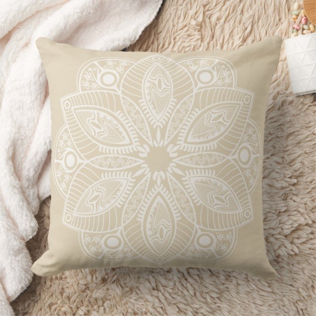 Exotic White Mandala auf Beige Hintergrund Kissen (Decke)