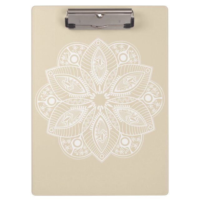 Exotic White Mandala auf Beige Hintergrund Klemmbrett (Vorderseite)