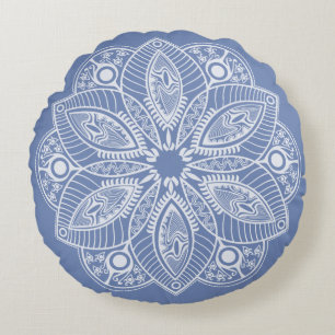 Exotic White Mandala auf Blue Background Rundes Kissen
