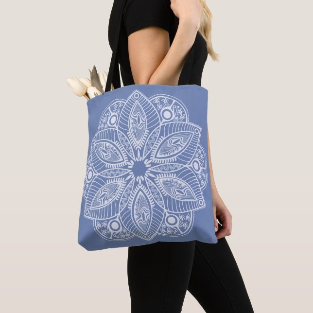 Exotic White Mandala auf Blue Background Tote Bag (Von Nahem)