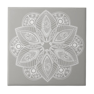 Exotic White Mandala auf grauem Hintergrund Fliese