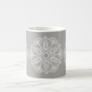 Exotic White Mandala auf grauem Hintergrund Kaffeetasse