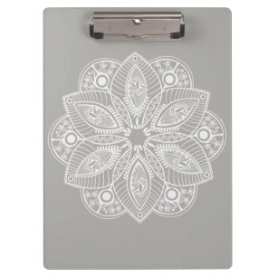 Exotic White Mandala auf grauem Hintergrund Klemmbrett