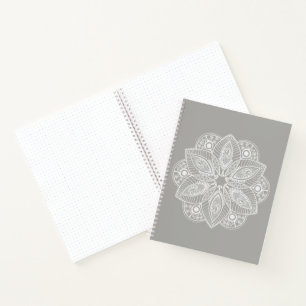 Exotic White Mandala auf grauem Hintergrund Notizbuch