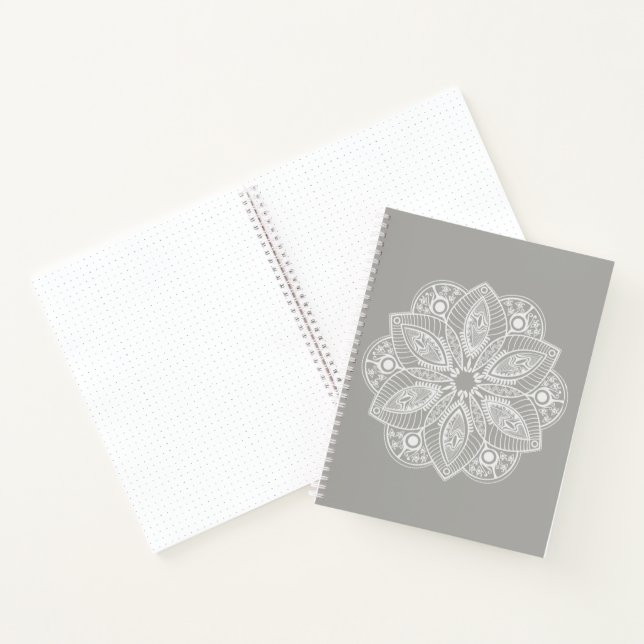 Exotic White Mandala auf grauem Hintergrund Notizbuch (Innenseite)