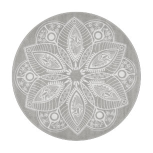 Exotic White Mandala auf grauem Hintergrund Schneidebrett
