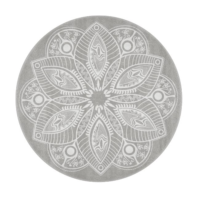 Exotic White Mandala auf grauem Hintergrund Schneidebrett (Vorderseite)
