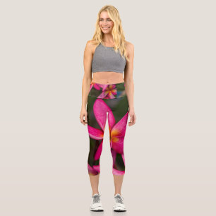 Exotische Blume-Hintergrund-Plumeria-Einladung Capri Leggings