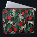 Exotische tropische Muster Leoparden und Monogramm Laptopschutzhülle<br><div class="desc">Ein exotisches und einzigartiges tropisches Muster mit Leoparden im Dschungel mit Palmen,  Blättern und rote Rosen auf einem kontrastierenden schwarzen Hintergrund. Die kräftigen Rot-,  Schwarz-,  Grün- und Beigetönen machen diesen Pop stilvoll. Ein Rahmen in Diamantform umgibt ein Monogramm,  das mit dem gewünschten Anfangszeitpunkt personalisiert sein kann.</div>