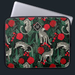Exotische tropische Muster Leoparden und Monogramm Laptopschutzhülle<br><div class="desc">Ein exotisches und einzigartiges tropisches Muster mit Leoparden im Dschungel mit Palmen,  Blättern und rote Rosen auf einem kontrastierenden schwarzen Hintergrund. Die kräftigen Rot-,  Schwarz-,  Grün- und Beigetönen machen diesen Pop stilvoll. Ein Rahmen in Diamantform umgibt ein Monogramm,  das mit dem gewünschten Anfangszeitpunkt personalisiert sein kann.</div>