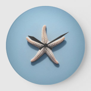 Exotischer Starfish mit blauem Hintergrund Große Wanduhr