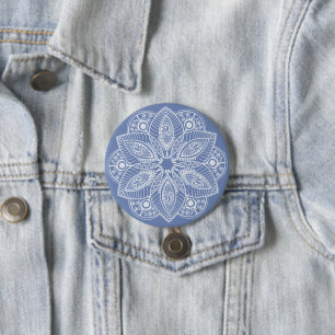 Exotisches weißes Mandala auf blauem Hintergrund Button