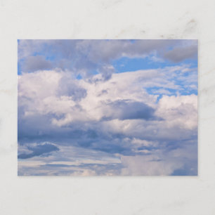 Expansiver blauer Himmel, verschiedene Wolkenforma Postkarte