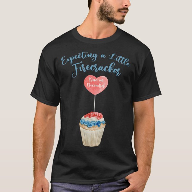 Expecting A Firecracker Due December 2022 Pregnanc T-Shirt (Vorderseite)