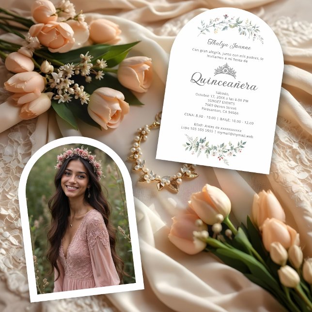 Exquisite Romantic Minimal Spring Floral Tiara XVs Einladung (Exquisite Romantic Minimalist Spring Floral Bouquet Quinceañera Spanish Invitations Cards.)