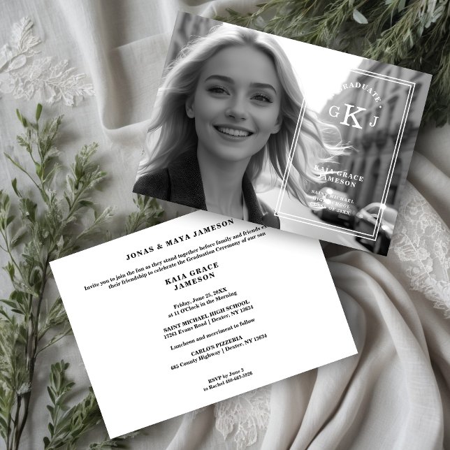 Exquisite Stilvolle Kalligraphie Foto Grad Initial Einladung (Exquisite Stylish Chic Modern Calligraphy Photo Grad Initials Black & White Invitation Card.)