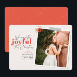 Extra Joyful Coral Pregnancy Ankündigung Foto<br><div class="desc">Eine moderne Karte mit der Meldung "Wir sind dieses Weihnachten besonders froh" ist perfekt,  um die Schwangerschaft Ihrer Familie anzukündigen. Personalisieren Sie Ihre Namen,  Ihr Lieblingsbild und eine kurze Nachricht. Farbkorallenbild von Jessica Rockowitz auf Unsplash</div>