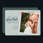 Extra Joyful Green Pregnancy Ankündigung Foto<br><div class="desc">Eine moderne Karte mit der Meldung "Wir sind dieses Weihnachten besonders froh" ist perfekt,  um die Schwangerschaft Ihrer Familie anzukündigen. Personalisieren Sie Ihre Namen,  Ihr Lieblingsbild und eine kurze Nachricht. Color Green Image von Jessica Rockowitz auf Unsplash</div>