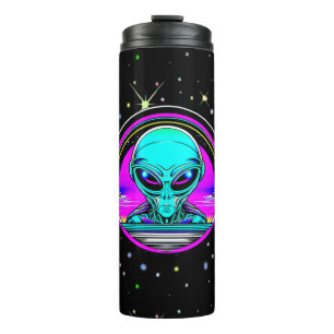 Extra-Terrestriale Alien mit einem UFO Thermosbecher
