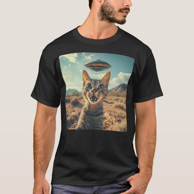 Extraterrestrial Encounter Cat Selfie with Alien U T-Shirt (Vorderseite)