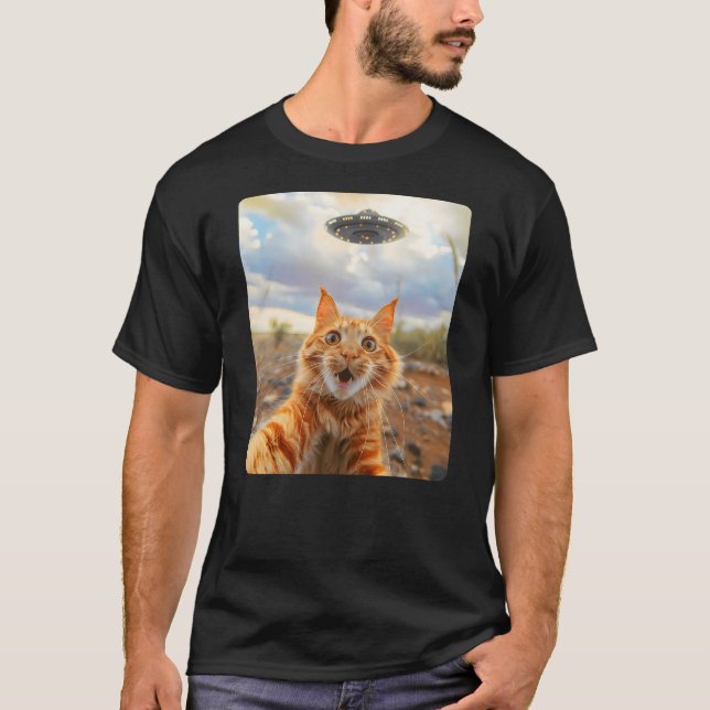 Extraterrestrial Encounter Cat Selfie with UFO (3) T-Shirt (Vorderseite)