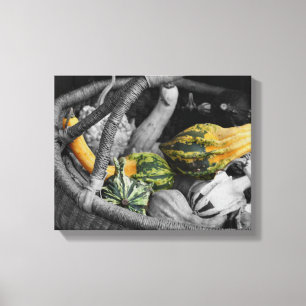 Extravagante Gourds in einem Korbweidekorb, teilwe Leinwanddruck