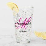Extravagante Monogramm-Bridesmaid in Schwarz und H Glas<br><div class="desc">Ein personalisiertes Monogramm mit einer extravaganten Kalligraphie-Schriftzeichen, das in heiß rosa und schwarz paart. Erstellen Sie Ihren eigenen hübschen Glaswäscher Dankeschön für eine Brautjungfrau. Passen Sie die Farben des Schriftartes an, um Ihre Hochzeitspalette anzupassen. Der extravagante blüh, der Teil des Monogramms ist, muss möglicherweise für Ihre Initialzündung neu zentriert werden....</div>