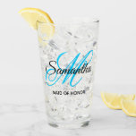 Extravagante Monogramm-Trauzeugin in Schwarz und A Glas<br><div class="desc">Ein personalisiertes Monogramm mit einer extravaganten Kalligraphie-Schrift, die in einem lebendigen Aqua-Himmel blau und schwarz paart. Erstellen Sie Ihren eigenen hübschen Glaswäscher Dankeschön für eine Brautjungfrau oder Ihre Trauzeugin. Passen Sie die Farbe des Monogramm-Schriftartes an, um Ihre Hochzeitspalette anzupassen. Der extravagante blüh dieses Monogramms kann eine erneute Zentrierung für Ihre...</div>