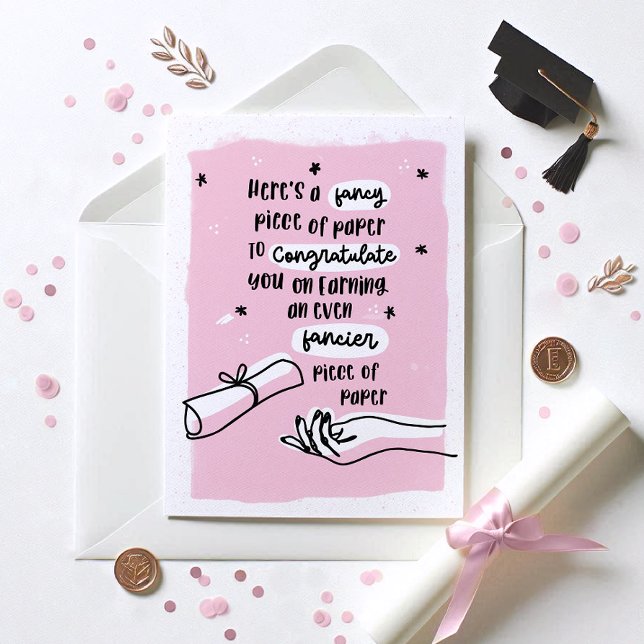 Extravagante Papierfunny Abschluss-Karte Karte (Gradutation card with black text & pink bg. Grad card shown with envelope, diploma and confetti )