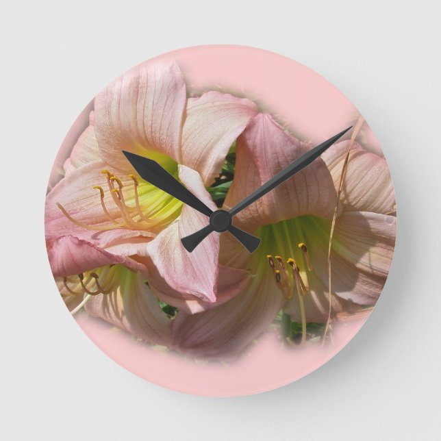 Extravagante rosa Taglilien Runde Wanduhr (Vorderseite)
