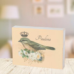 Extravaganter Vogel auf Peach Personalisiert Holzkisten Schild<br><div class="desc">Hübsches Holztabletop-Schild mit extravagantem Vintagen grünen Vogel mit Kronen und Blumennest auf pfirsichfarbenem Hintergrund. Eine schöne Ergänzung zur Shabby Chic-,  Vintag- und Cotgingcore-Ästhetik. Personalisieren Sie den schwarzen Schriftart in modernen Skripten</div>