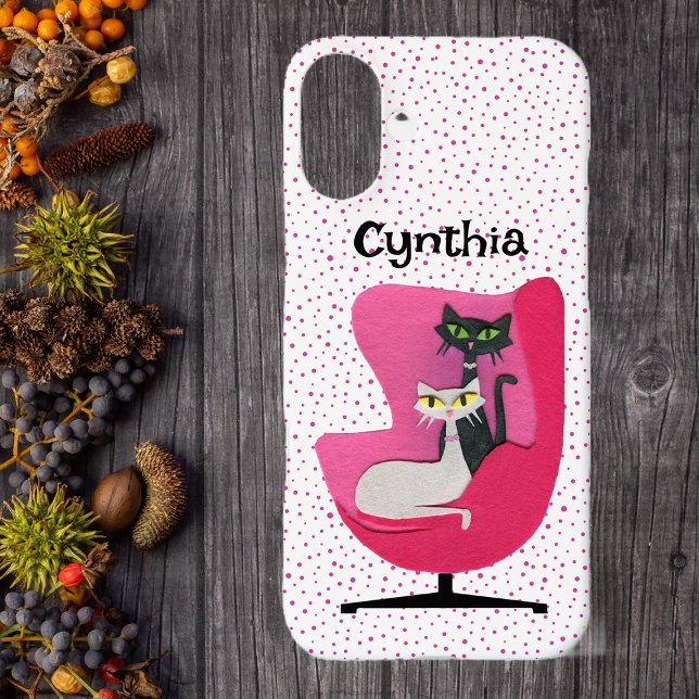 Extravagantes Mittelalter Katzen Rosa Stuhl Pink P Case-Mate iPhone Hülle (Classy cats in mid century pink chair on white with pink dotted iPhone 16 case.)