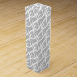 Extravagantes Weißzahn-Symbol auf Silberhochzeit Weinbox<br><div class="desc">Das Design zeichnet sich durch ein weißes Zusammenspiel-Skript in einem eleganten und einzigartigen Muster auf silberem Hintergrund aus, um den besonderen Tag der Braut und des Bräutigams zu feiern. Das Design ist auch perfekt für Verlobungen, Hochzeitsfeiern, Valentinstag, Sweetest Day oder andere Gelegenheiten zum Feiern von Zusammengehörigkeit und Einheit! Designbezogene Artikel...</div>
