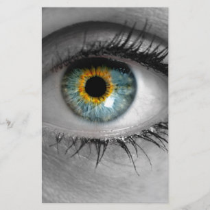 Eye schaut auf das Makro des Viewer-Konzepts Briefpapier