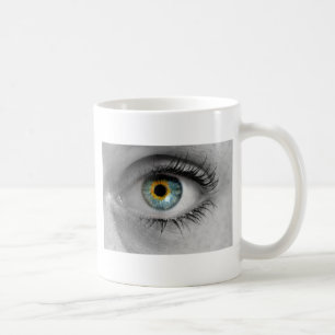 Eye schaut auf das Makro des Viewer-Konzepts Tasse