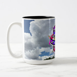 Ezechiels UFO-Rad an einem bewölkten Tag Zweifarbige Tasse