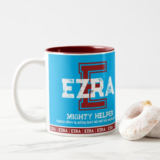 Ezra Name bedeutet Sport E monogramm blauer Maroon Zweifarbige Tasse (Mit Donut)