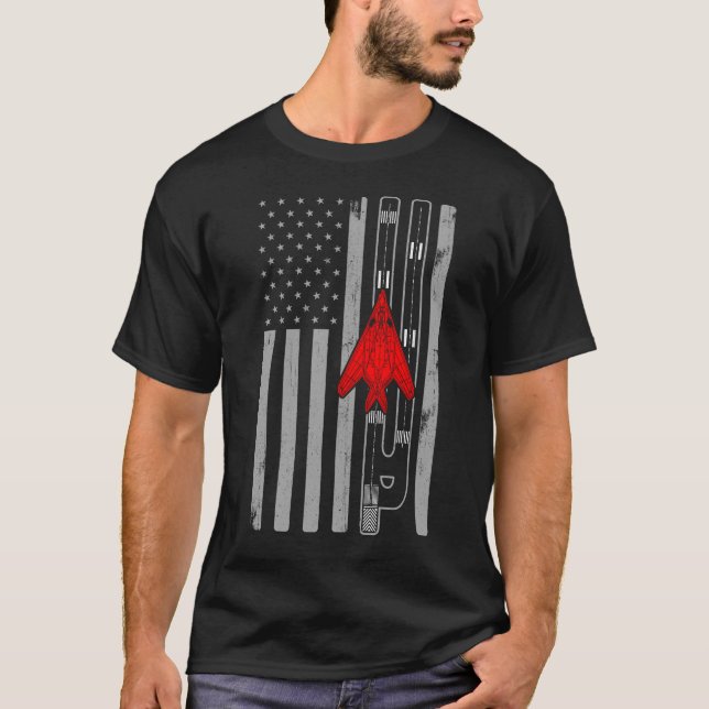 F117 Stealth Nighthawk American Flag Runway F117 T-Shirt (Vorderseite)