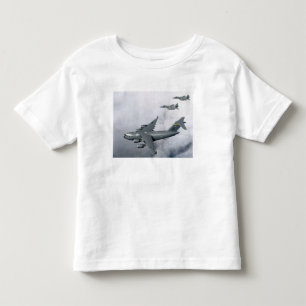 F-15B Eagles Eskorte der erste Hawaii-ansässige Kleinkind T-shirt