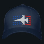 F-16 Kämpfer Jet US Flagge Red White Blue Bestickte Baseballkappe<br><div class="desc">Mit dieser bestickten marineballblauen Baseballkappe mit weißem F-16 Viper-Kampfflugzeug,  flankiert von roten Streifen und blauen Sternen und inspiriert von der Fahne der USA. "Merica! Diese Baseballkappe hat keine Mindestbestellung und ist bei der Bestellung individuell gefertigt. Wählen Sie daher den Hut-Stil und die Farbe Ihrer Wahl!</div>