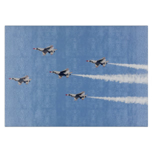 F-16 Thunderbirds fliegen in der Fünf-Karten-Forma Schneidebrett