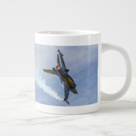 F-16 Tiger drehen und brennen Jumbo-Tasse