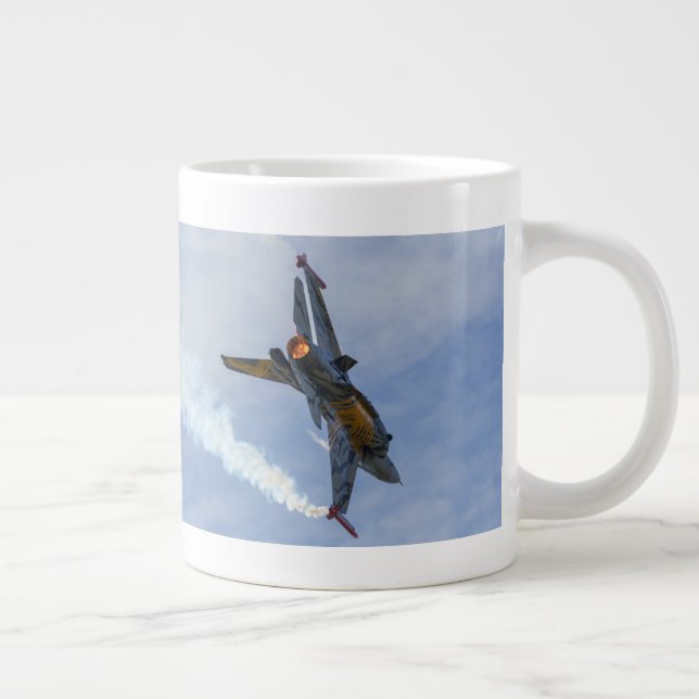 F-16 Tiger drehen und brennen Jumbo-Tasse (Rechts)