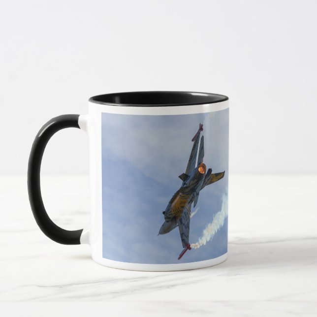 F-16 Tiger drehen und brennen Tasse (Links)