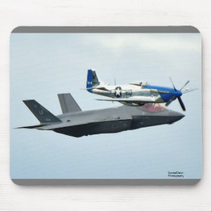 F-35 Kampfflugzeug mit dem P-51 Mustang Mousepad