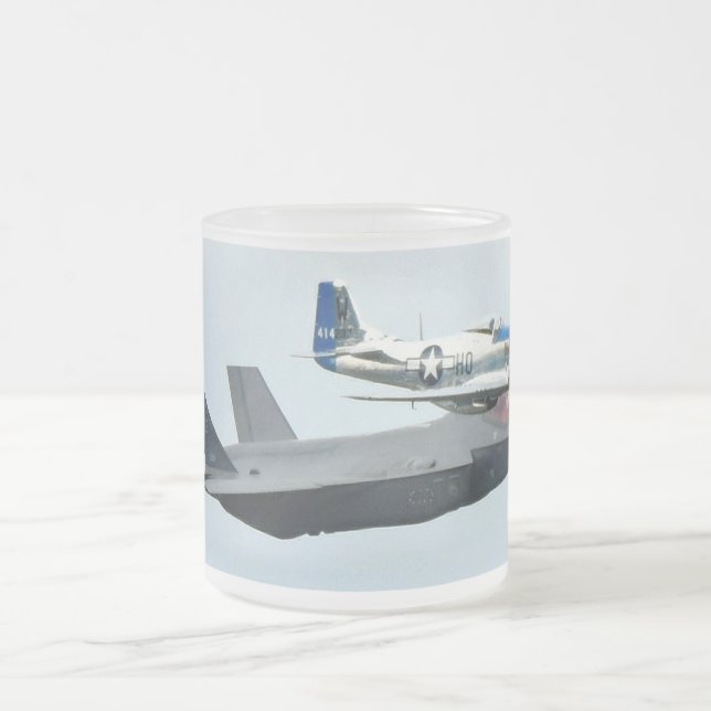 F-35 Kampfjet mit P-51 Mustang Mattglastasse (Mittel)
