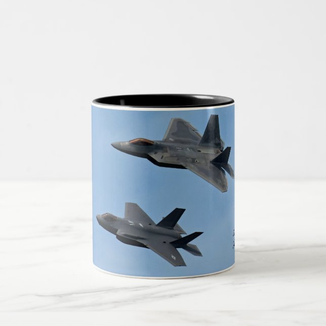 F-35 und F-22 Kampfjet Zweifarbige Tasse (Mittel)